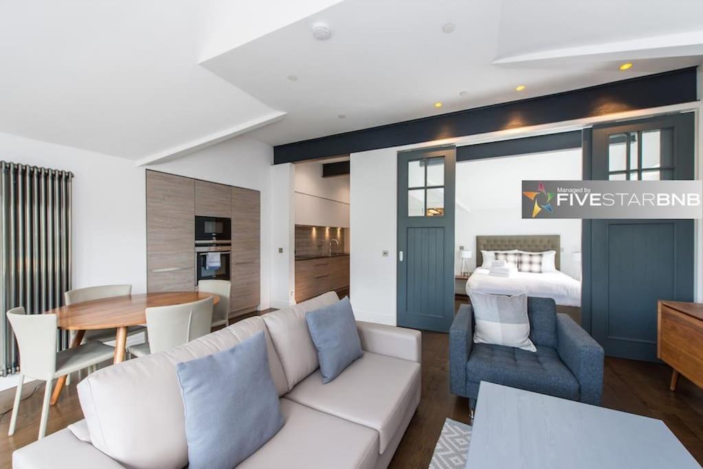 Cool Urban Apartment With Stunning Castle Views Edinburg Exteriör bild