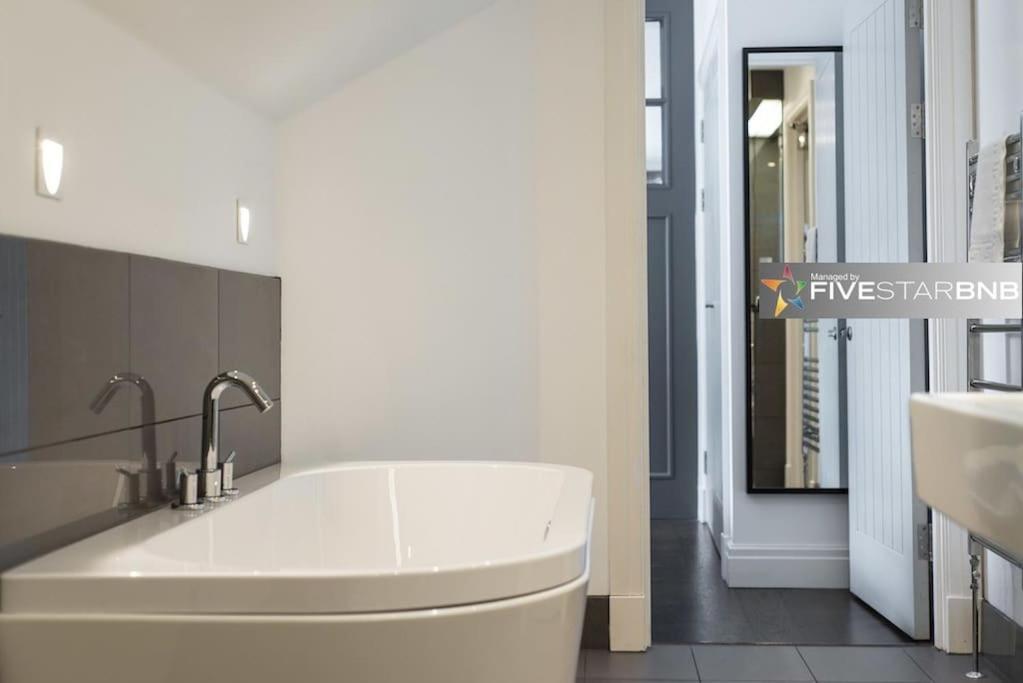 Cool Urban Apartment With Stunning Castle Views Edinburg Exteriör bild