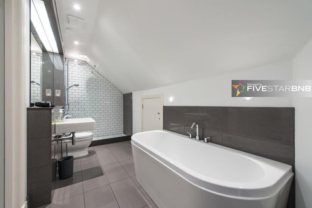 Cool Urban Apartment With Stunning Castle Views Edinburg Exteriör bild