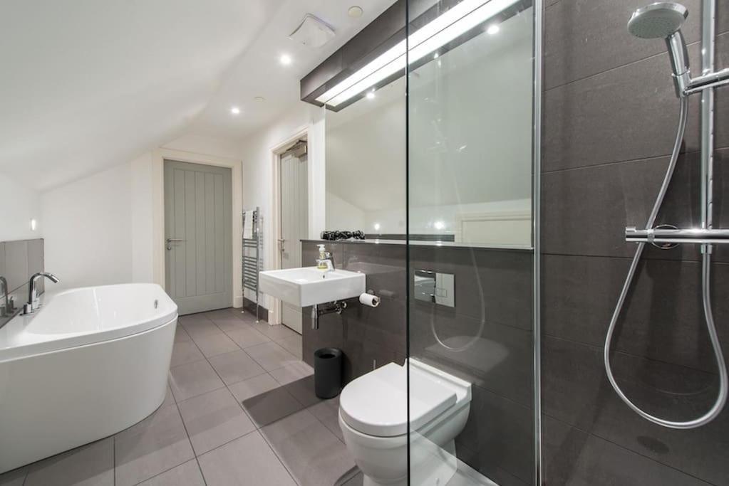 Cool Urban Apartment With Stunning Castle Views Edinburg Exteriör bild
