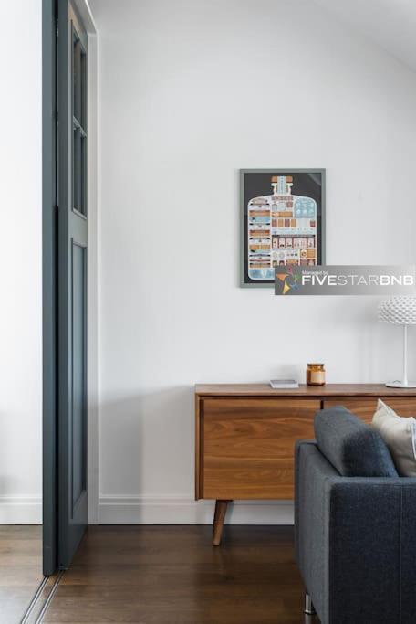 Cool Urban Apartment With Stunning Castle Views Edinburg Exteriör bild