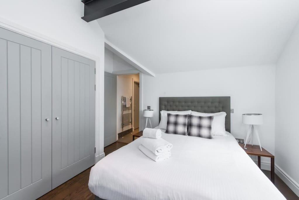 Cool Urban Apartment With Stunning Castle Views Edinburg Exteriör bild