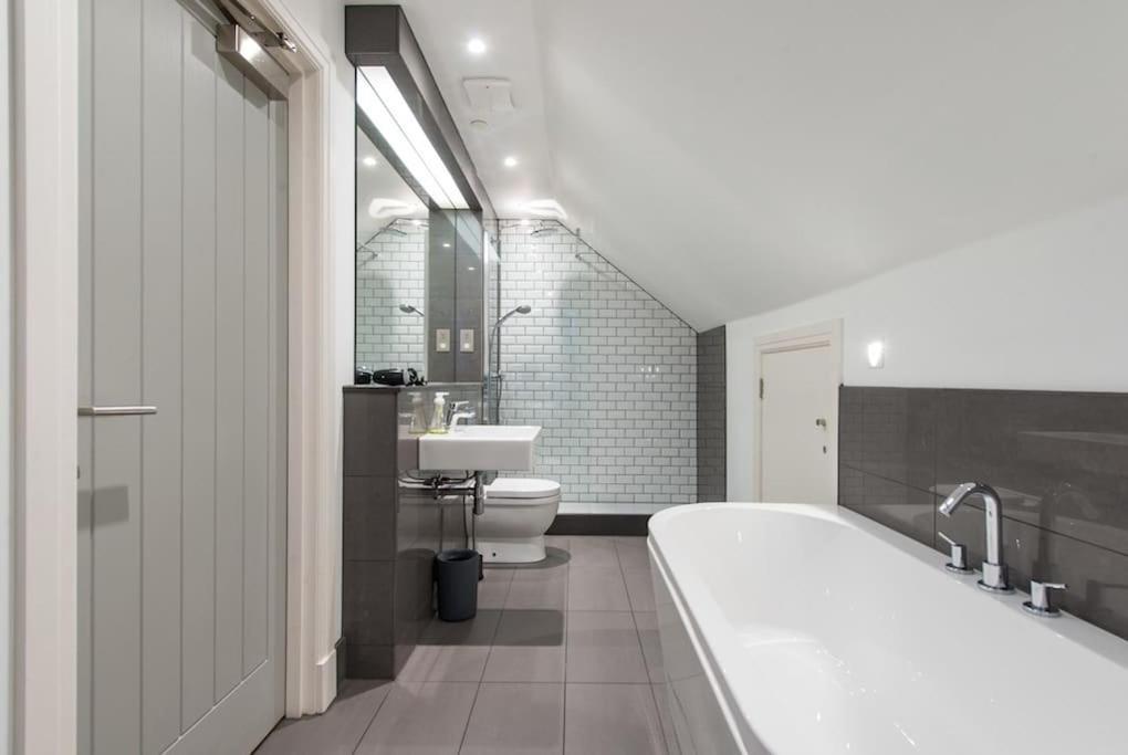 Cool Urban Apartment With Stunning Castle Views Edinburg Exteriör bild