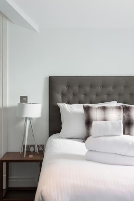 Cool Urban Apartment With Stunning Castle Views Edinburg Exteriör bild