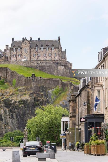 Cool Urban Apartment With Stunning Castle Views Edinburg Exteriör bild
