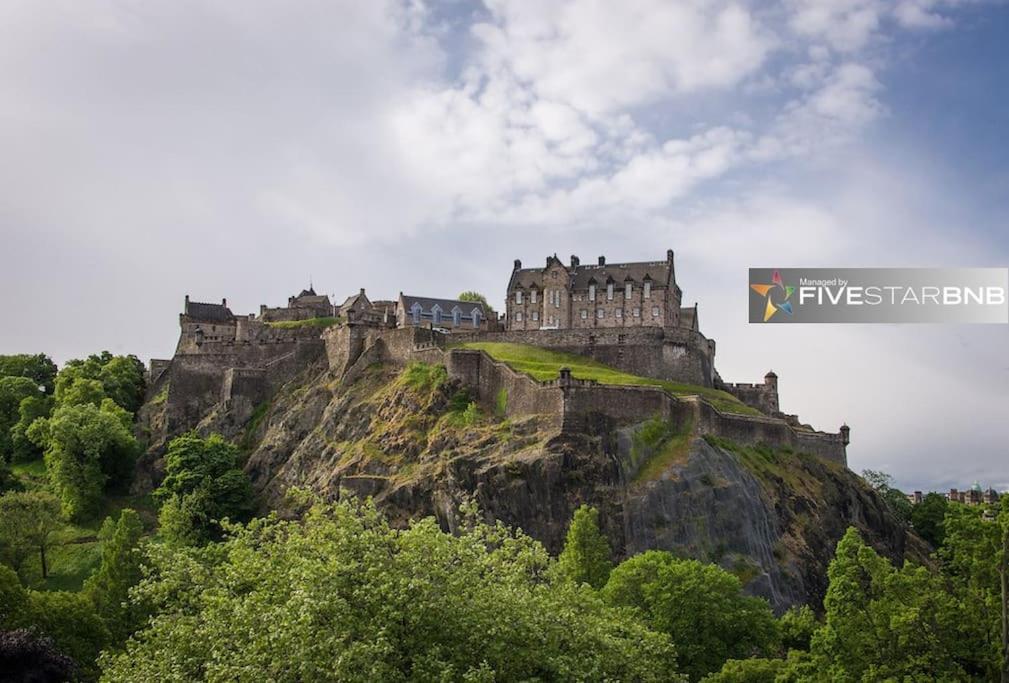 Cool Urban Apartment With Stunning Castle Views Edinburg Exteriör bild