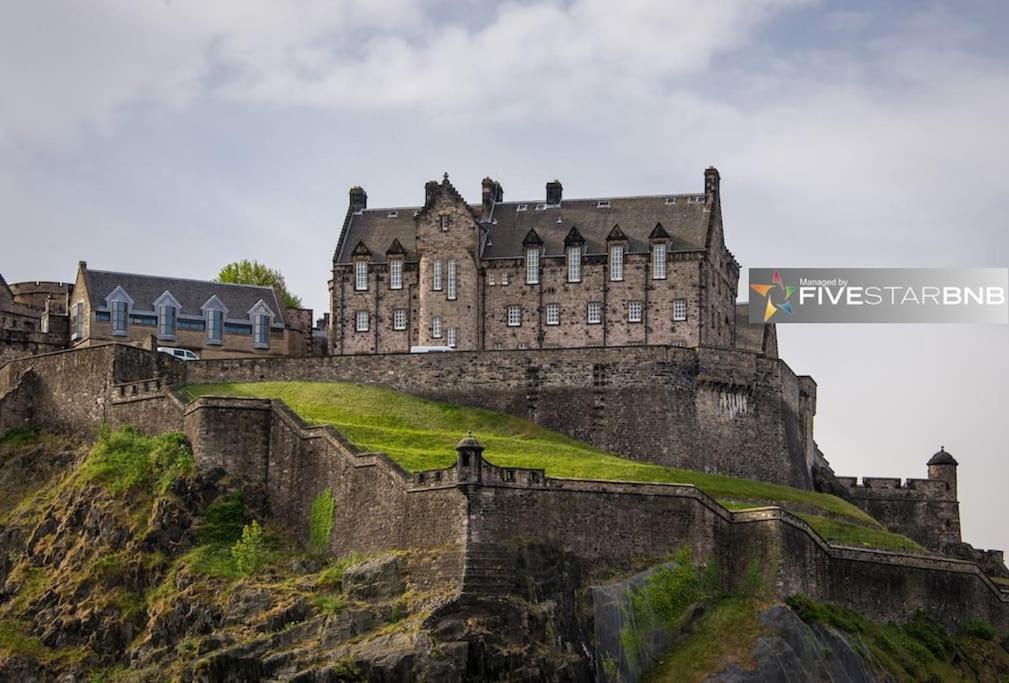 Cool Urban Apartment With Stunning Castle Views Edinburg Exteriör bild