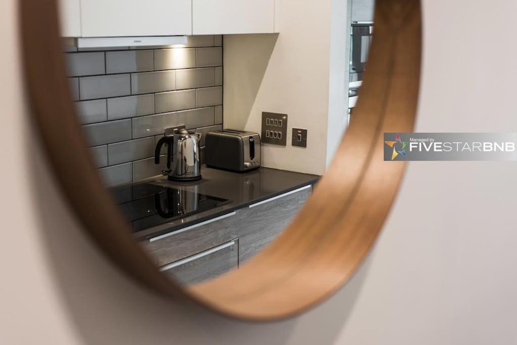 Cool Urban Apartment With Stunning Castle Views Edinburg Exteriör bild