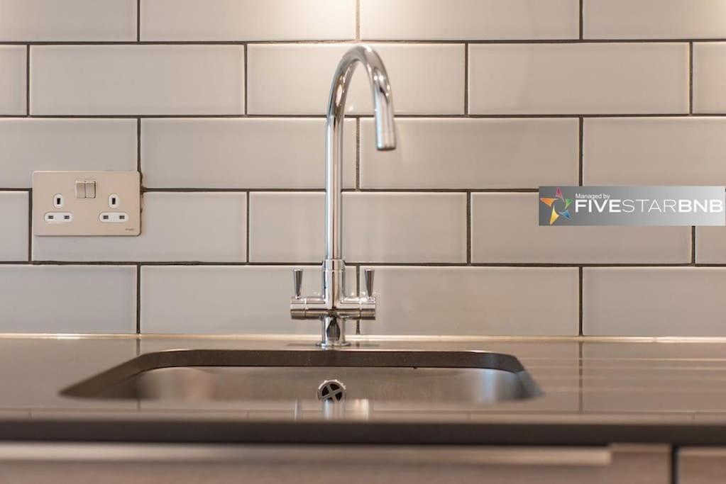 Cool Urban Apartment With Stunning Castle Views Edinburg Exteriör bild