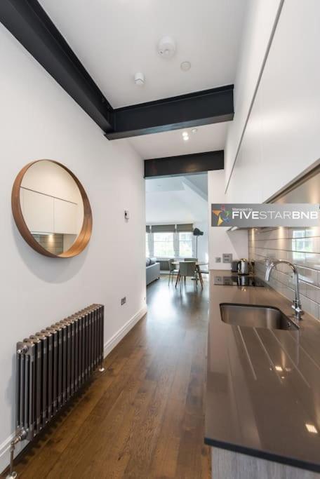Cool Urban Apartment With Stunning Castle Views Edinburg Exteriör bild